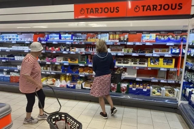 Люди охотятся за скидочными продуктами, когда в магазинах вывешивают объявление: TARJOUS – предложение, скидки.