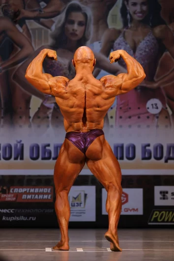 Затем — разминка, чтобы мышцы наполнились кровью и выглядели объёмнее. 