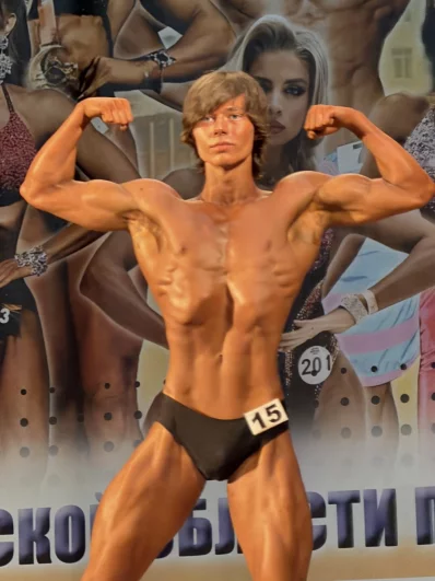 Накачать мышцы — только полдела. В бодибилдинге важно уметь их показать. Этому учатся часами: атлеты оттачивают позы, которые подчеркивают сильные стороны и скрывают слабые.