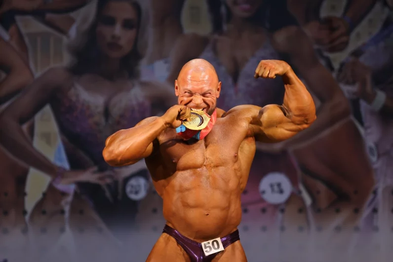 Перед выходом на сцену атлеты покрывают тело бронзирующим средством, чтобы рельеф стал заметнее. 