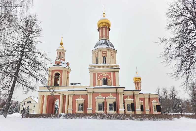 Нынешнее здание храма Живоначальной Троицы в усадьбе Свиблово было построено в 1708 году на месте сгоревшей церкви, история которой начиналась и вовсе в XIV веке. Благодаря работе реставраторов это историческое здание будет еще долго радовать москвичей.