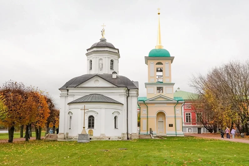 Колокольня в усадьбе Кусково – объект культурного наследия, построенный в 1792 году. В рамках реставрации специалисты не только освежили исторический вид колокольни, но и укрепили фундамент и отремонтировали каркас.