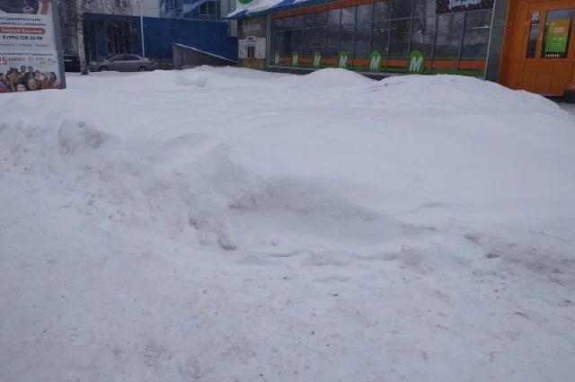 Кучи снега лежат в разных районах города, их никто не убирает. 