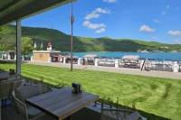 В Абрау-Дюрсо можно дегустировать с видом на озеро.