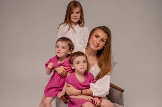 Счастливая мама со своими дочками.