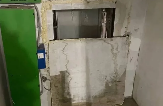 Сейчас лифт перекрыли для безопасности людей.