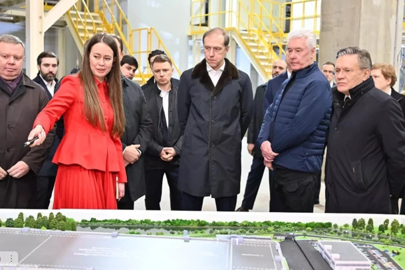 Первый зампред правительства Денис Мантуров и мэр Москвы Сергей Собянин посетили два строящиеся производства аккумуляторов. Эти заводы откроются в 2026 году и станут крупнейшими в России.