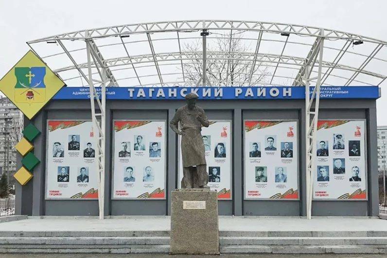 Скульптуру «Рабочий» у метро «Пролетарская» восстановили и очистили.