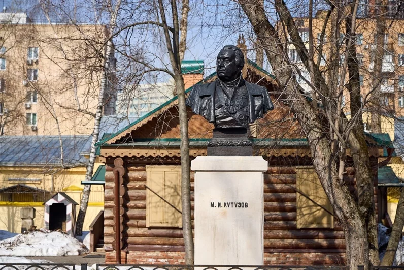 Как отметил Сергей Собянин в соцсетях, с 2011 года в городе отреставрировано около 300 монументов и более 700 архитектурно-художественных надгробий и объектов исторического некрополя. Среди обновлённых - памятник Михаилу Кутузову на Кутузовском проспекте. 