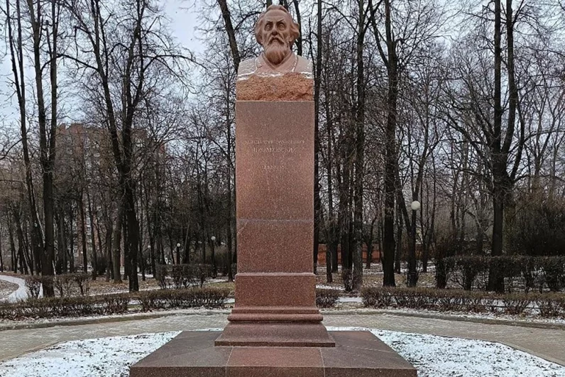 Монумент Константину Циолковскому — ещё одному выдающемуся ученому. Именно его идеи легли в основу будущих космических исследований, а сам памятник стал символом научной мечты и прогресса.