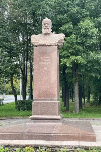 Памятник Николаю Жуковскому на Ленинградском проспекте установлен в честь основоположника русской авиационной науки — также прошел реставрацию.