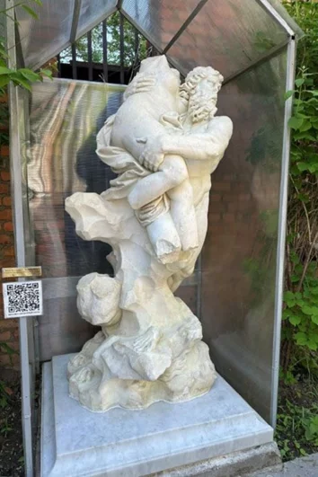 «Похищение Прозерпины» в Большом Афанасьевском переулке также привели в порядок. Для Москвы это редкая скульптура с античным сюжетом.