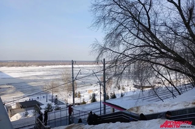 На набережной Перми постепенно тает снег.