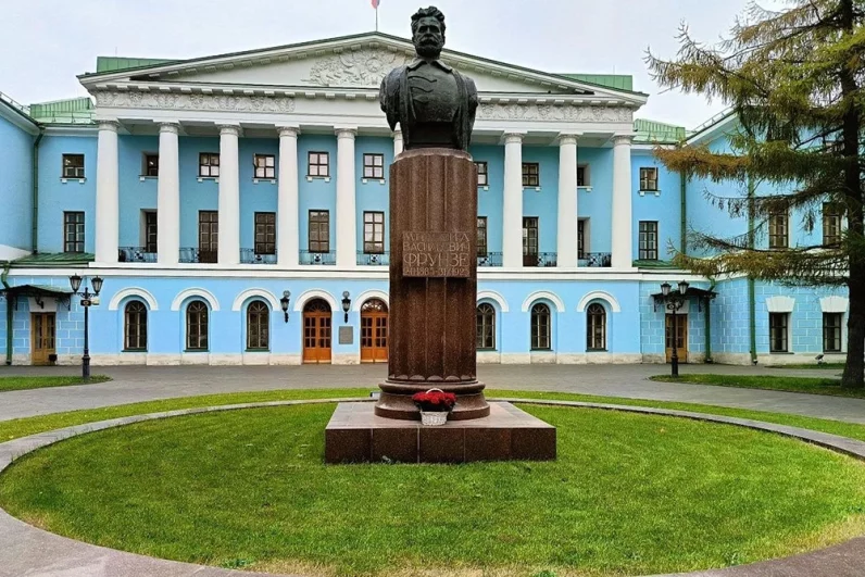 Бюст Михаила Фрунзе — одного из ключевых военачальников Гражданской войны - на Суворовской площади обновили специалисты-реставраторы.