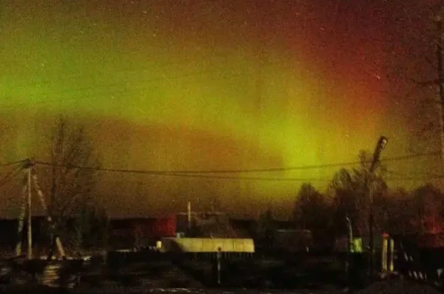 Трудно поверить, но это не Териберка, а пригород Ярославля: полярное сияние видно здесь после вспышки М-класса на Солнце.