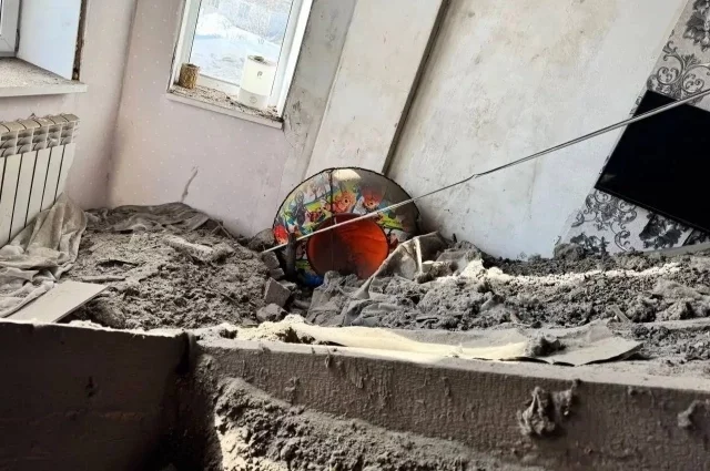 Несущие конструкции провалились прямо в квартиру.