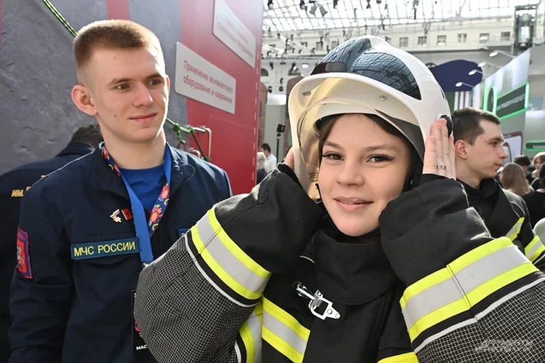 В секторе «Безопасность» царил дух соревнований: здесь учились надевать полную экипировку пожарного на скорость.
