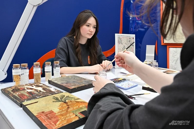 В кластере «Архитектура и строительство» школьников знакомили с творческими профессиями, включая искусство реставрации.