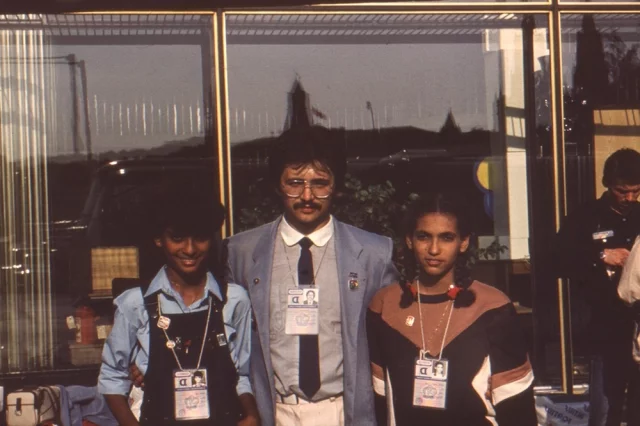 Сергей Подойницын с девушками-делегатами из Индии. Центр экологии XII Всемирного фестиваля молодёжи и студентов, 1985 год.