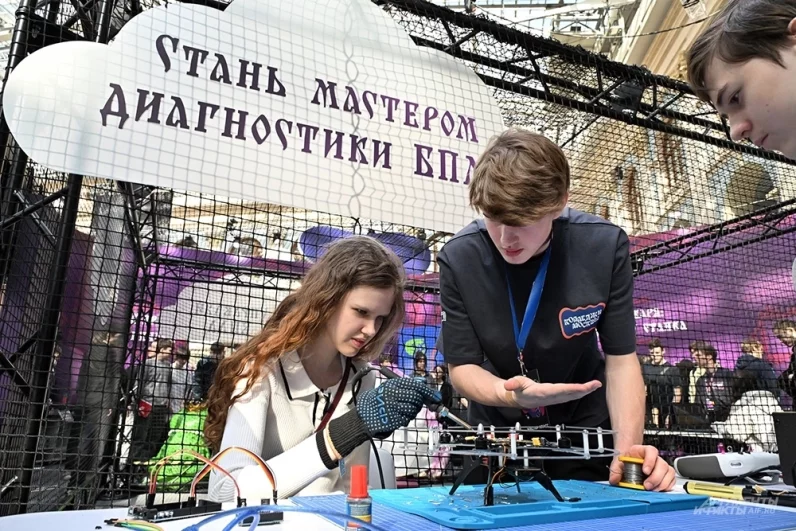 Московские колледжи предлагают сотни специальностей, отвечающих вызовам времени. Одно из трендовых направлений — эксплуатация и обслуживание БПЛА.