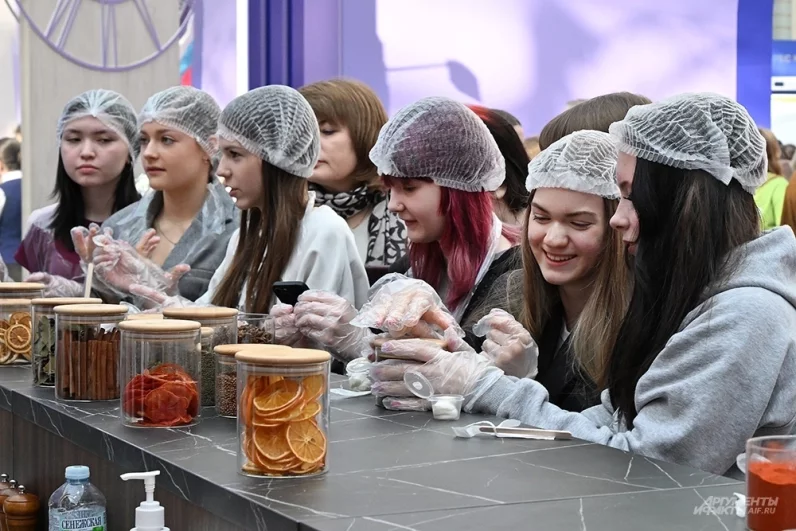 Для школьников организовали серию практических занятий. В зоне «Гостеприимство» будущие абитуриенты пробовали себя в поварском искусстве.