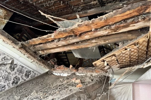 Из комнаты сейчас можно увидеть чердак. 