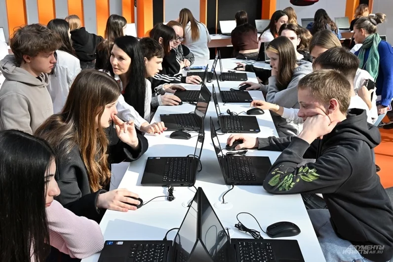 Пройти профориентационные тесты и выявить свои сильные стороны школьникам помогали опытные карьерные консультанты.