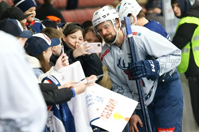 Хоккеисты «Торпедо»  — настоящие кумиры мальчишек.