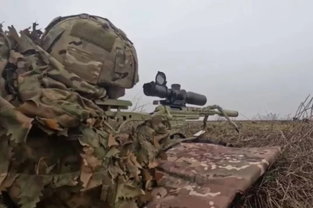 Снайперы занимаются на полигоне в Запорожской области. 