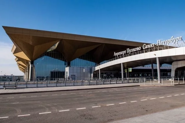 Людям пришлось ночевать в аэропорту.