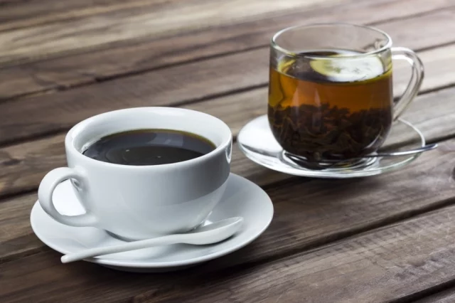 У потреблявших кофе с кофеином и чай риск развития деменции был на 18 % ниже по сравнению с теми, кто редко или никогда не пил эти напитки. 