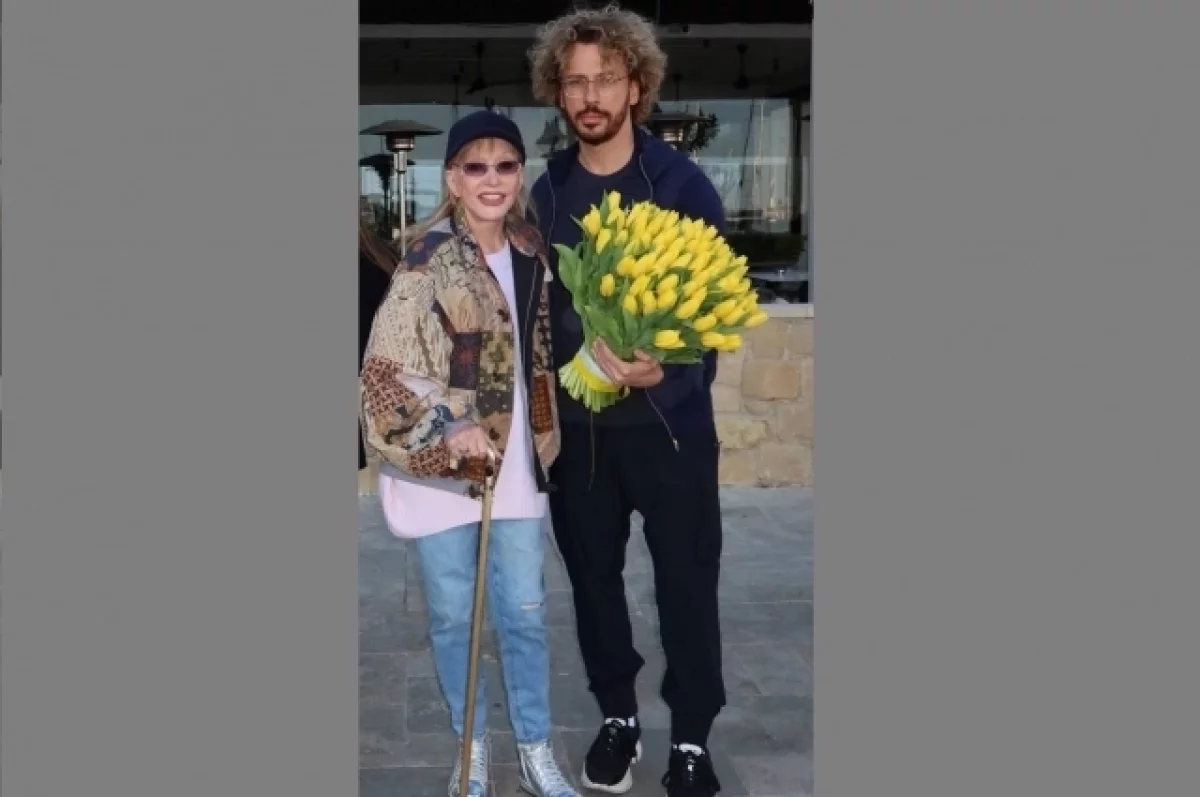 Алла Пугачёва в последнее время передвигается с тростью