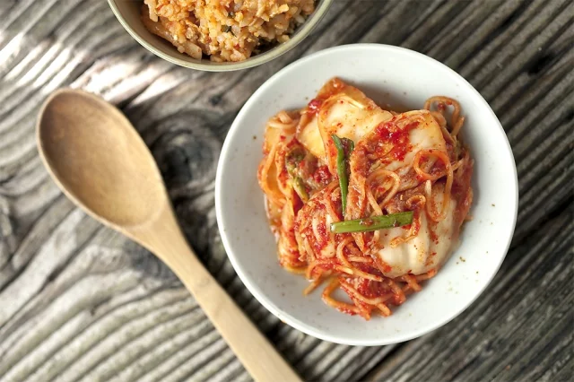 Если квашеная капуста уже надоела, пришло время попробовать ее китайскую «родственницу» — капусту кимчи. 