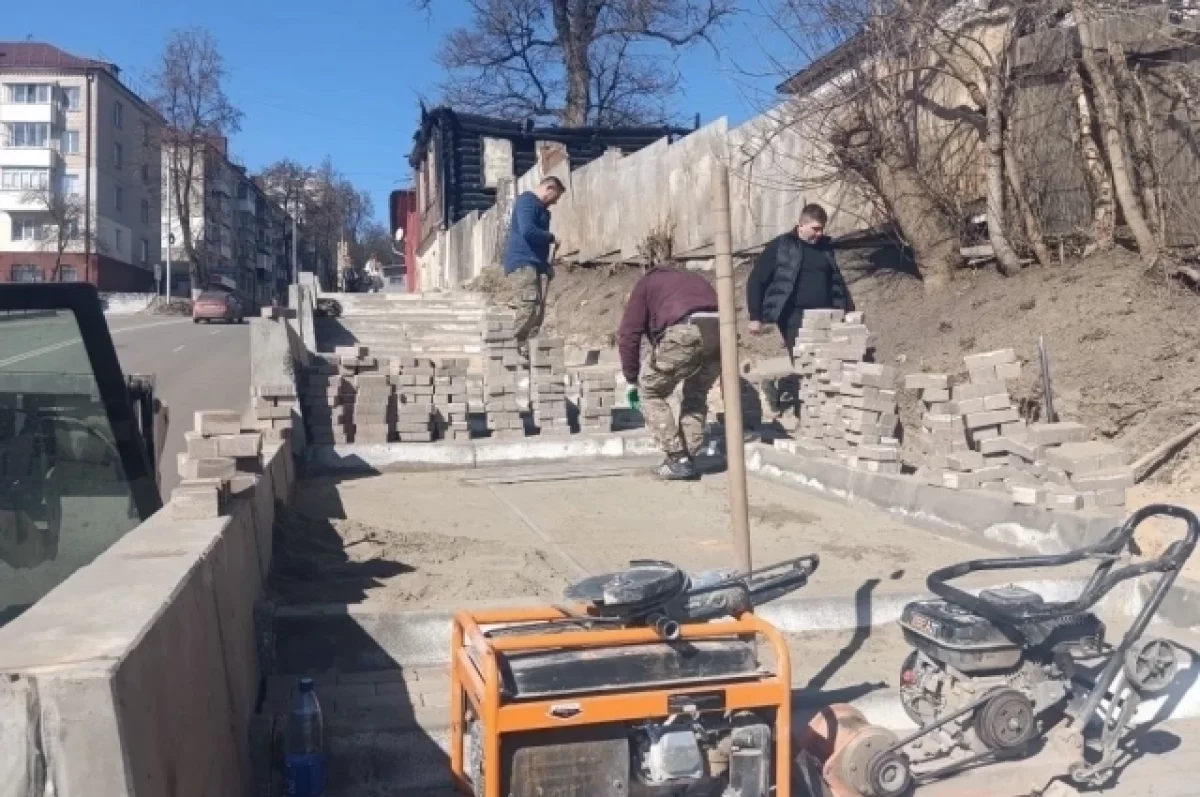 Подрядчик начал выравнивать после зимы тротуарную плитку на улице Горького