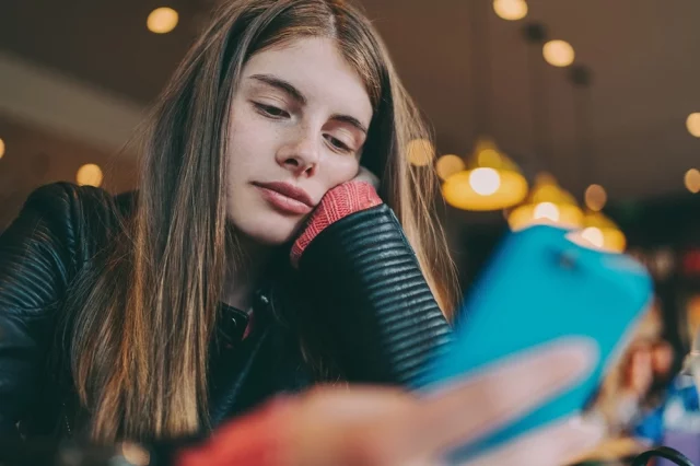 Ведьма в погонах создаёт профили на сайтах знакомств, вояк игнорирует. 