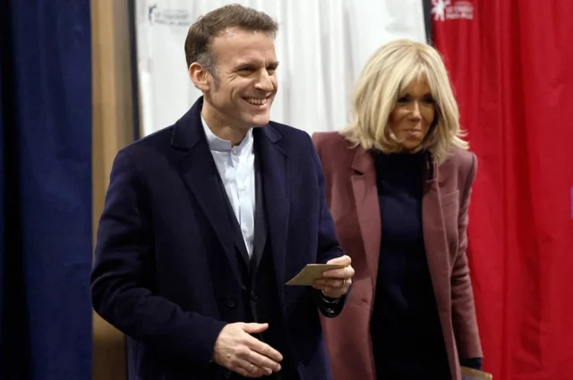 В Париже с прошлой осени проходят митинги с лозунгами «Пошёл вон!», а слово «импичмент» звучит всё чаще.