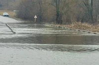 Река затопила низководный мост в Россошанском районе воронежской области.