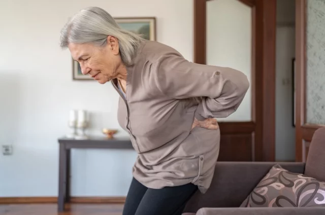 У пожилых людей ситуация усугубляется возрастной потерей мышечной массы и остеопорозом.