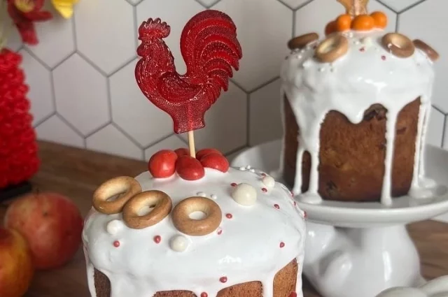 Куличи, оформленные в русском стиле поднимут настроение своими народными мотивами.