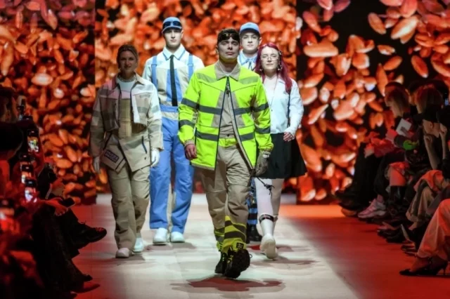 «АиФ» подсчитал: штат компаний, чьи сотрудники вышли на подиум на показах рабочей униформы, – более полумиллиона человек по всей стране. Мода окончательно перестала быть уделом избранных: удобно, красиво, современно может одеваться каждый.