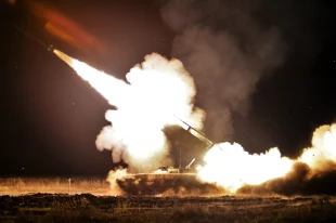 Что до Харьковского направления, то там ВС РФ так запугали части ВСУ тяжелыми огнеметными системами, что в районе Липцов целый отряд солдат из 127-й бригады дезертировал с позиций.