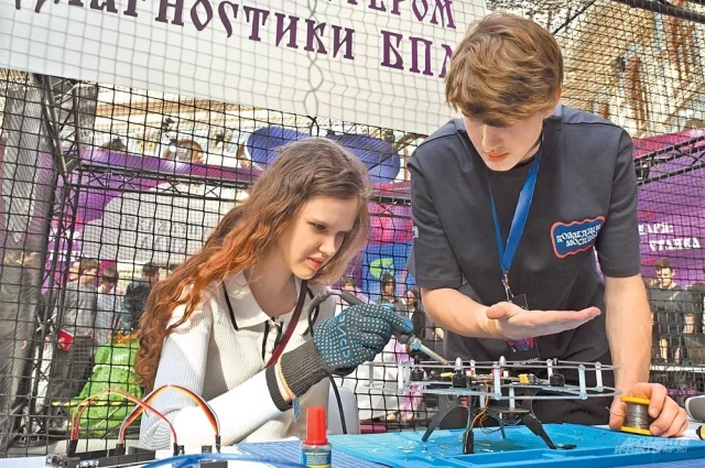 Четыре дня продолжался Форум колледжей Москвы в Гостином Дворе: все пришедшие могли примерить на себя профессии, в том числе операторов БПЛА, а также пройти профориентацию.