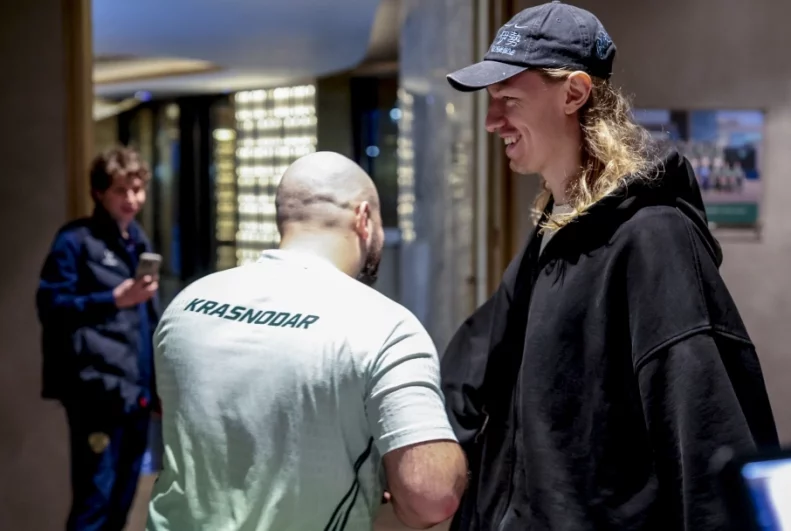 Из Франции прибыл на игру Матвей Сафонов.