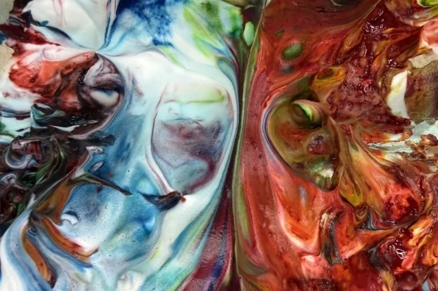 Одна из модных техник окрашивания предполагает смешивание пены для бритья с красителями.