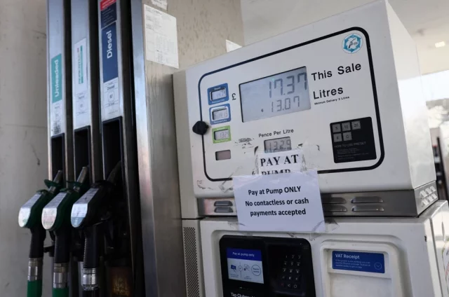 Цены на бензин на автозаправочной станции в Лондоне.