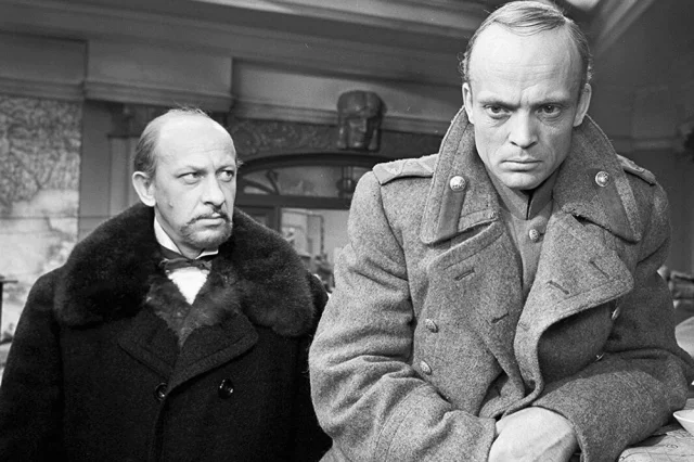 Евстигнеев так умел вжиться в любую роль, что равнодушных к его игре не оставалось. Евгений Евстигнеев и Владислав Дворжецкий, кадр из фильма «Бег» (12+).