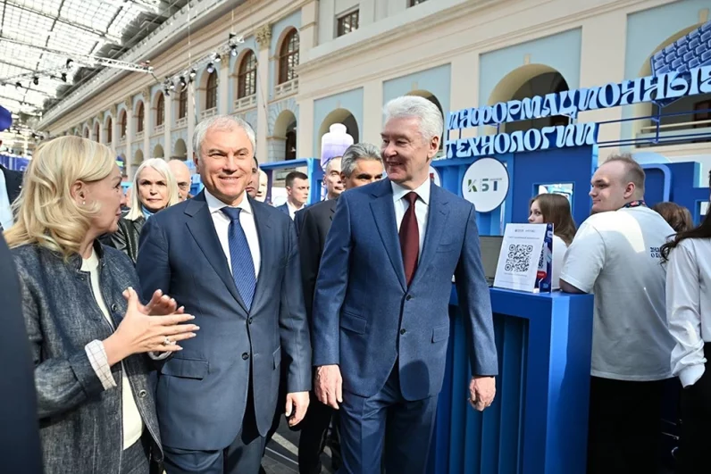 Во вторник, 24 марта, председатель Государственной Думы Вячеслав Володин и мэр Москвы Сергей Собянин посетили Форум колледжей Москвы, проходящий в Гостином дворе. Гости осмотрели павильоны и пообщались со студентами колледжей.