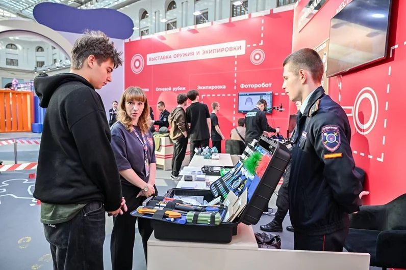 У стендов колледжей проводились мастер-классы, благодаря которым ученик мог попробовать себя в роли в той или иной профессии.