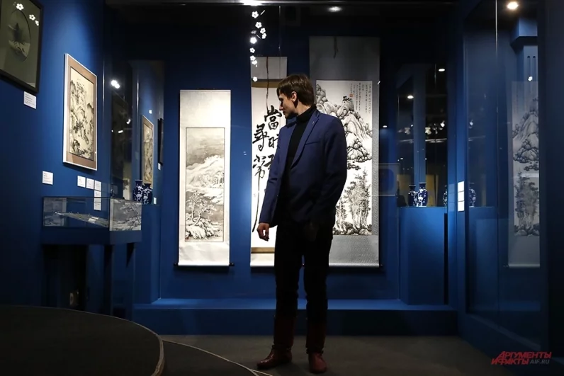 Комбинированная работа «Пейзаж тушью» на традиционных китайских свитках с каллиграфическими надписями.