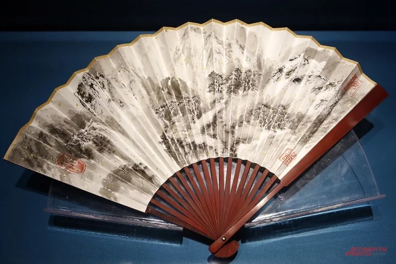 Для традиционной китайской живописи характерна роспись вееров.